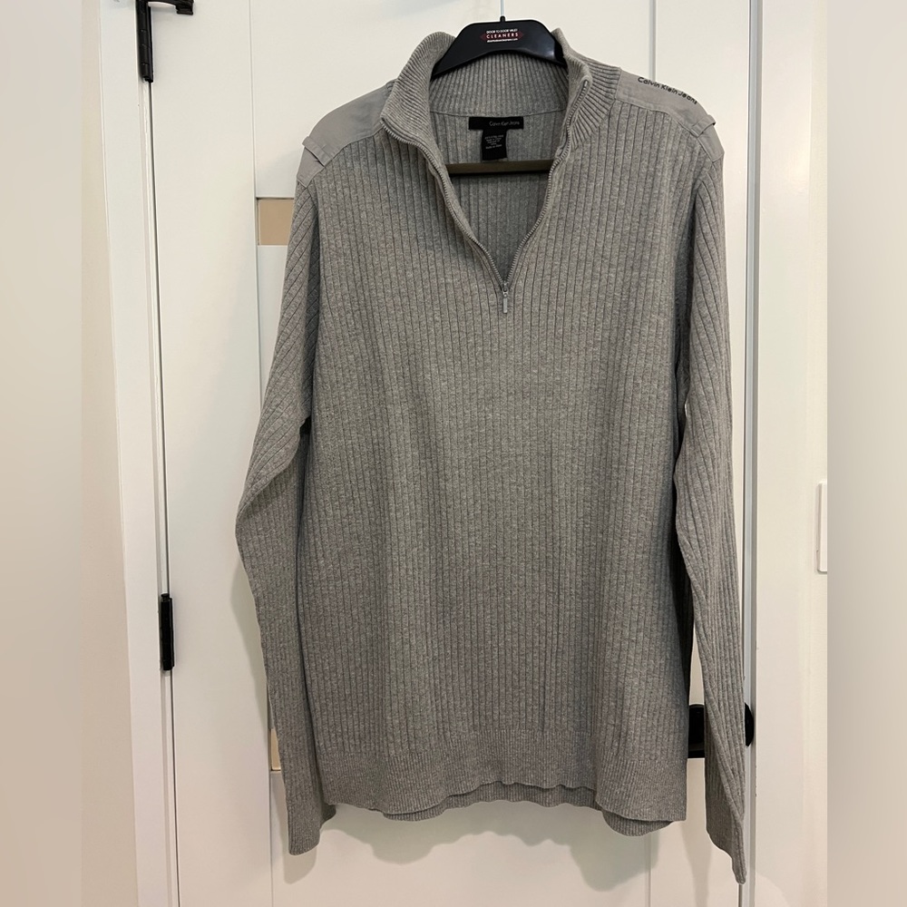 Men’s Calvin Klein 1/4-zip ribbed shoulder detail mock-neck Sweater 2XT Gray EUC